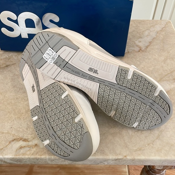 SAS white sneakers BNIB - Picture 2 of 4